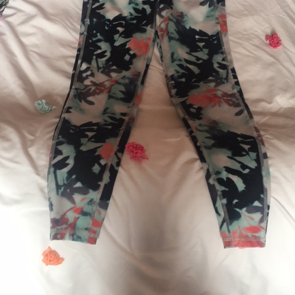 Old navy workout leggings - Picture 3 of 4